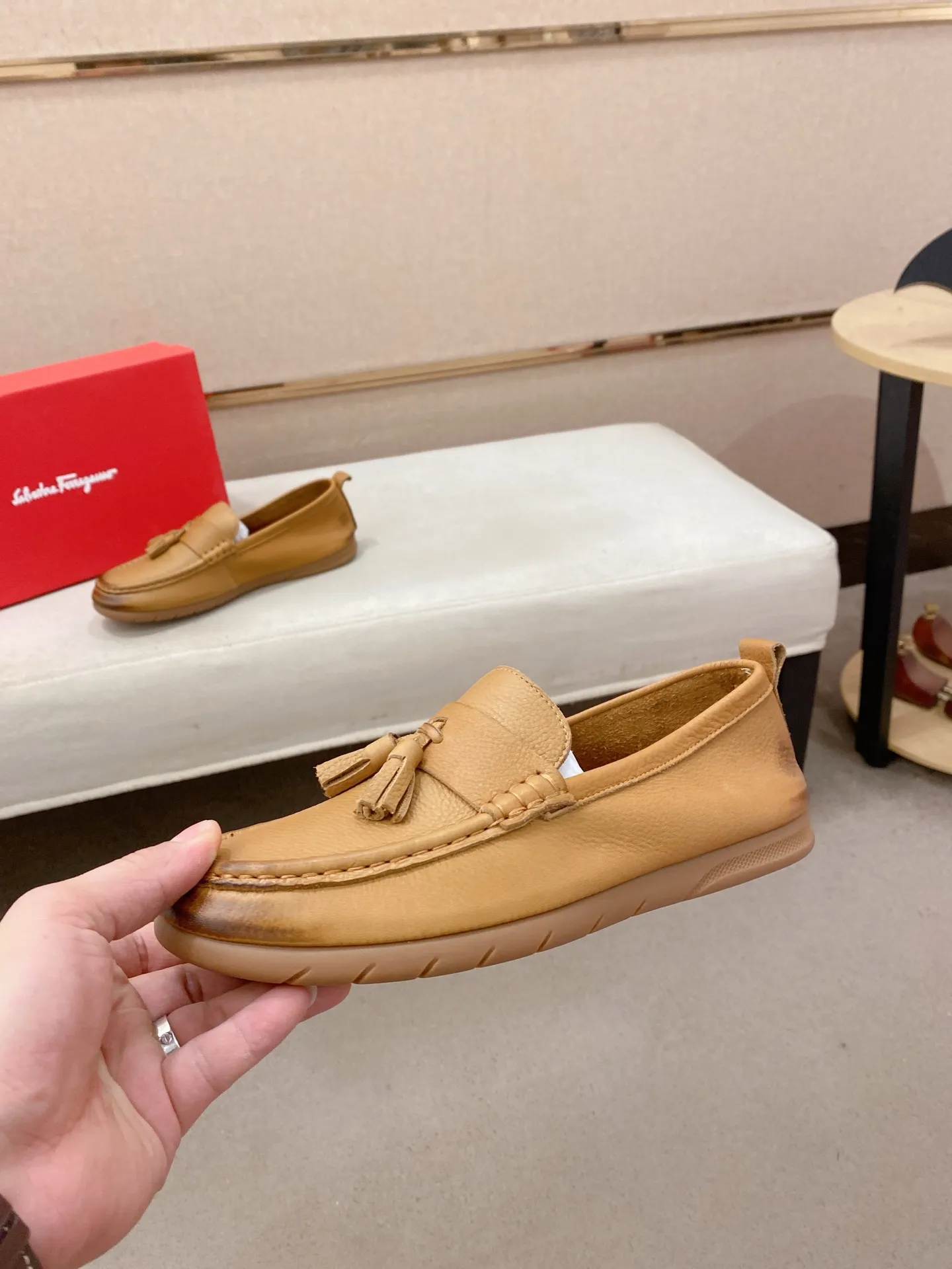 Factory price 500💰 Original Ferragamo men's shoes! The world's top brands...Luxury quality...//Fashion and high-end footwear 👍💪🏻...give you a low-key luxury comfort experience👍. The upper is made of pure Italian imported original cowhide and sweat-absorbent sheepskin lining. It is comfortable and breathable, high-end and classy... luxurious and noble!! .. OEM factory shipment [Hug] stall.. Original board. Welcome to taste..38--44.
